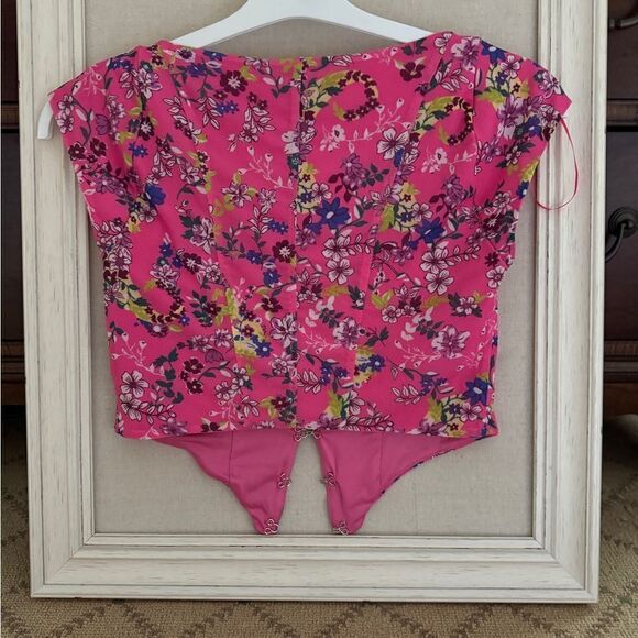 AFRM bright Pink floral front clasp cropped vest with cap sleeves NWT S - Picture 2 of 9